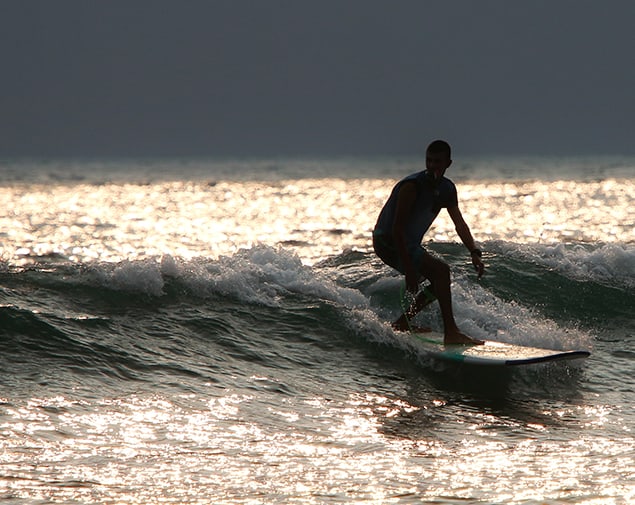 Surfen tijdens zonsondergang