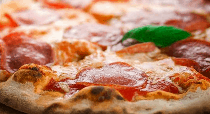 Pizza in Italien essen.