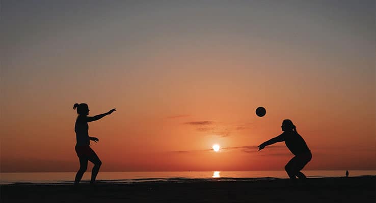 Beachvolleyball im Sonnenuntergang