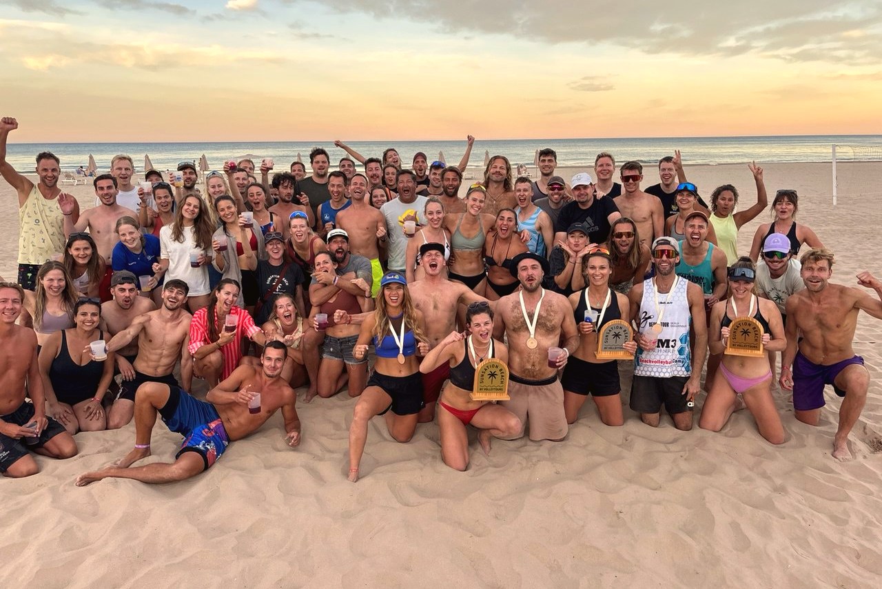 Aktivurlaub für Erwachsene: Warum ein Beachvolleyball-Camp die schönste Art ist, im Urlaub neue Leute kennenzulernen