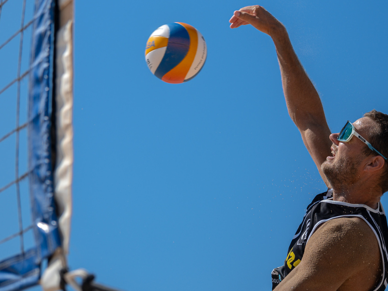 beach volley in albania attack